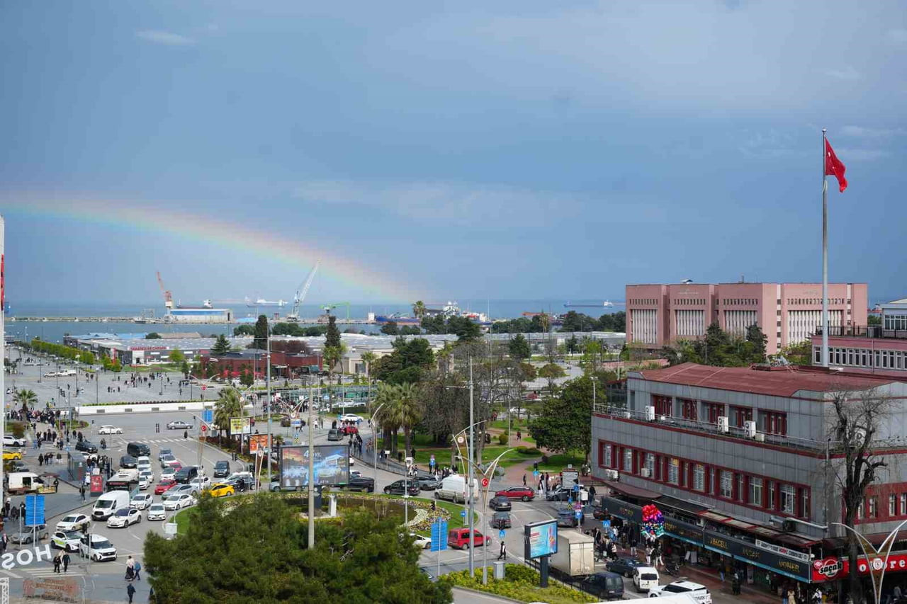 SAMSUN’DA ÖĞLE SAATLERİNDE ETKİLİ OLAN KISA SÜRELİ YAĞIŞIN ARDINDAN DENİZ ÜZERİNDE OLUŞAN...