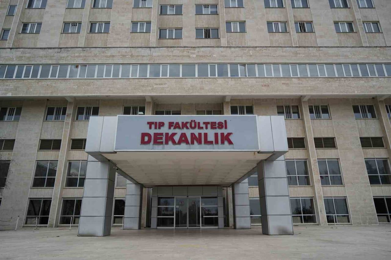 SAMSUN’DA ÖĞRENCİLERİ TAŞIYAN SERVİS ARACININ KARIŞTIĞI TRAFİK KAZASINDA SAĞ KOLU KOPAN 16...