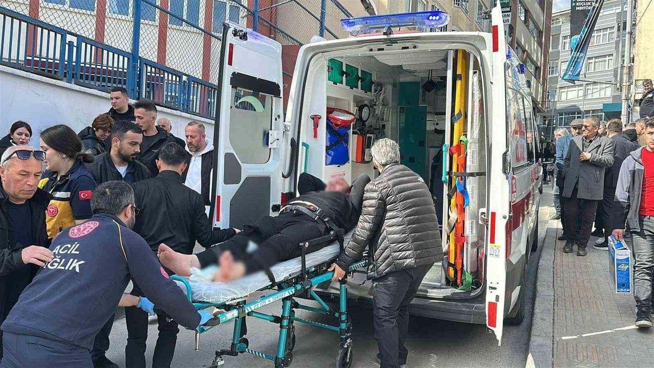 SAMSUN’DA OKUL ÖNÜNDE MEYDANA GELEN SİLAHLI SALDIRIDA 2 KİŞİ YARALANDI. ALACAK VERECEK...