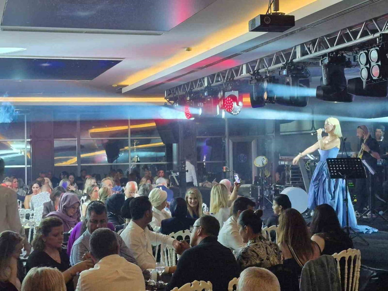 SAMSUN’DA SAHNE ALAN FERHAT GÖÇER VE ÖMÜR GEDİK, SOKAK HAYVANLARINA DESTEK İÇİN KONSER...