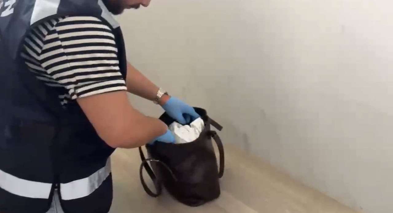 SAMSUN’DA YANLARINDA BULUNAN 7 AYLIK ÇOCUKLA AİLE GÖRÜNTÜSÜ VERMEYE ÇALIŞTIKLARI DEĞERLENDİRİLEN 2...