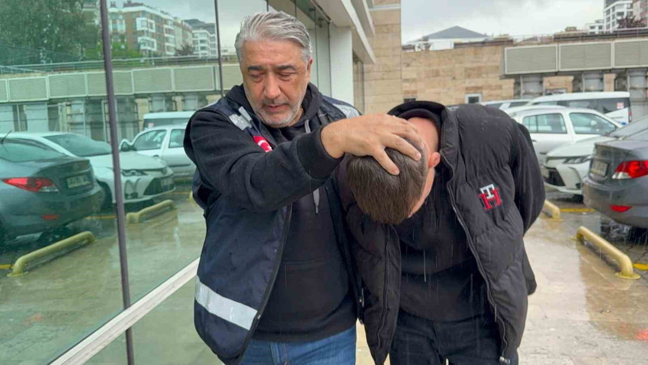 SAMSUN’DA YAYA OLARAK KIRMIZI IŞIKTA YOLU KARŞIYA GEÇMEK İSTEYEN 13 YAŞINDAKİ 2 KIZ ÇOCUĞUNA...