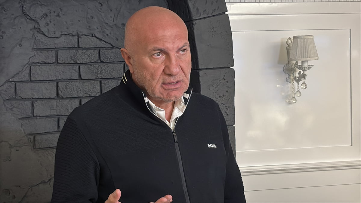 Samsunspor Kulübü Başkanı Yüksel Yıldırım, kentte bir restoranda düzenlenen basın toplantısında...