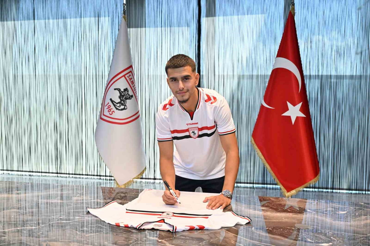 SAMSUNSPOR, ORTA SAHA OYUNCUSU SAMED ONUR İLE 3+1 YILLIK SÖZLEŞME İMZALADIĞINI DUYURDU.
