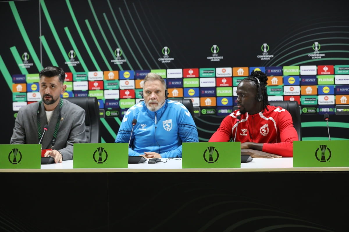 Samsunspor Teknik Direktörü Thorsten Fink (ortada), UEFA Konferans Ligi son 16 play-off turu...