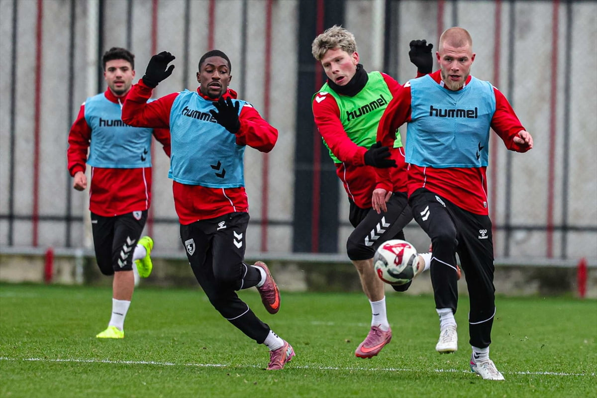 Samsunspor, Turkcell Süper Kupa yarı finalinde Fenerbahçe ile yapacağı maçın hazırlıklarını...