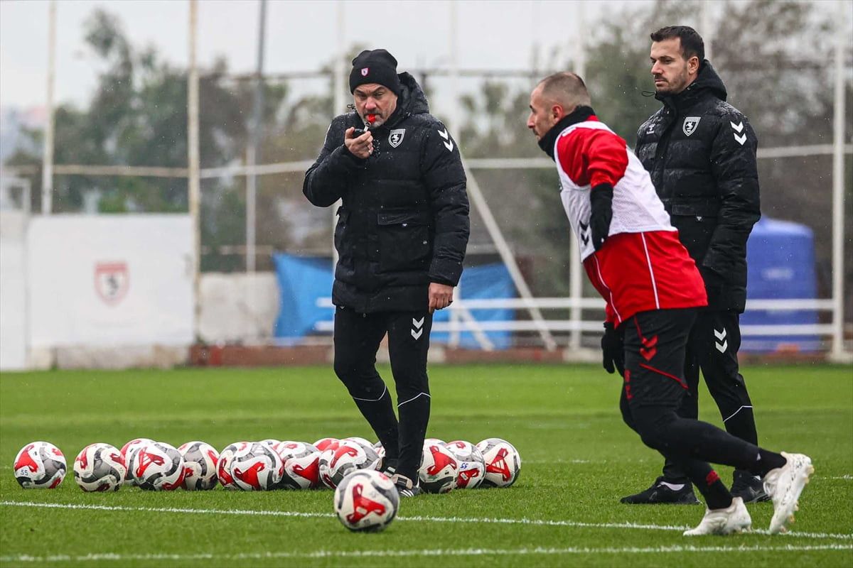 Samsunspor, Turkcell Süper Kupa yarı finalinde karşılaşacağı Fenerbahçe maçının hazırlıklarına...