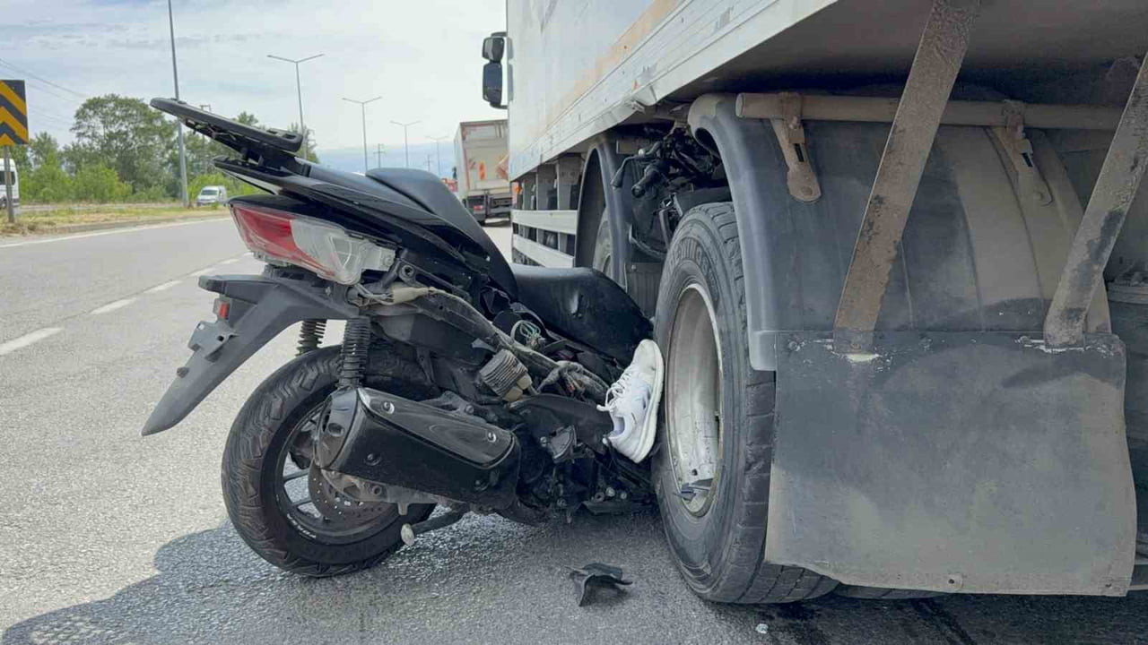 SAMSUN’UN 19 MAYIS İLÇESİNDE MEYDANA GELEN TRAFİK KAZASINDA, KAMYONUN ARKA TEKERLERİ ARASINA OK...