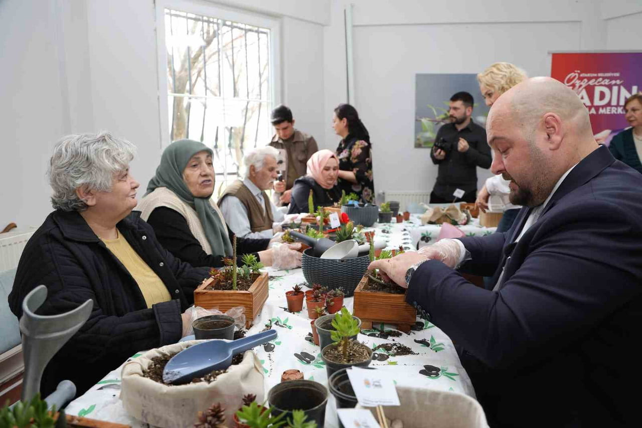 SAMSUN’UN ATAKUM BELEDİYESİ ÖZGECAN KADIN DANIŞMA MERKEZİ, TERARYUM ATÖLYESİNDE İLERİ YAŞTAKİ...