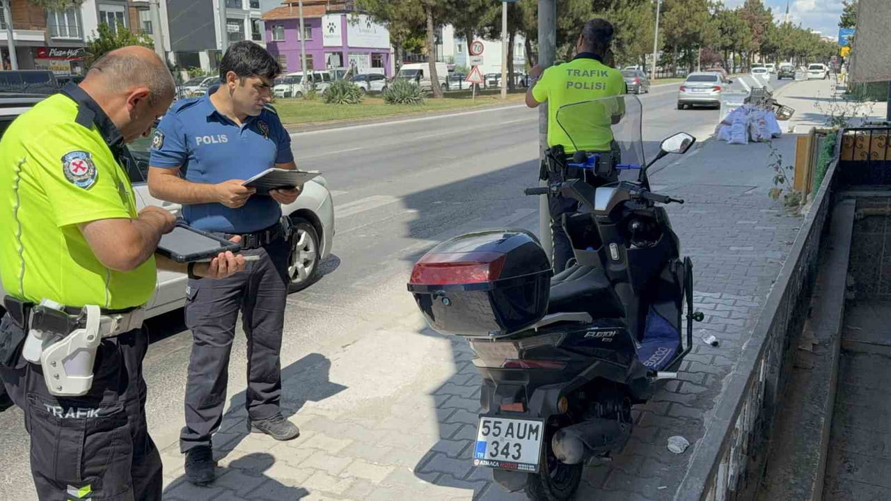 SAMSUN’UN ATAKUM İLÇESİNDE DEVRİLEN MOTOSİKLETTE BULUNAN 2 KİŞİ YARALANARAK HASTANEYE...