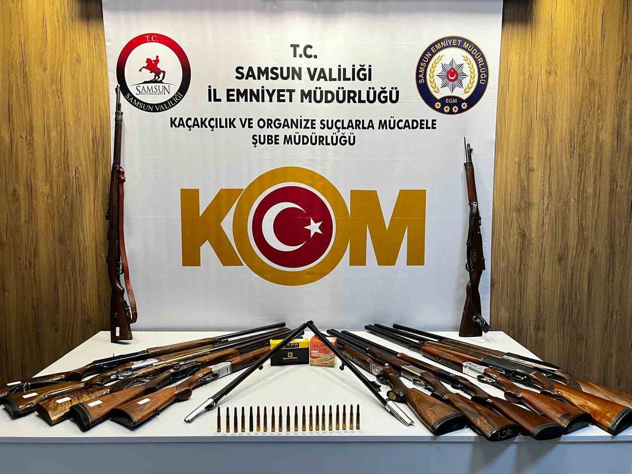 SAMSUN’UN ATAKUM İLÇESİNDE DÜZENLENEN KAÇAK SİLAH OPERASYONUNDA ÇOK SAYIDA SİLAH VE MÜHİMMAT ELE...