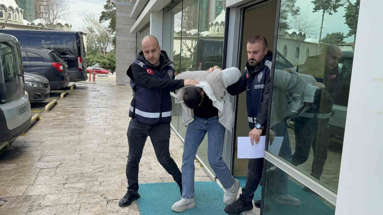 SAMSUN’UN ATAKUM İLÇESİNDE GENÇ BİR KADINI TAKİP EDEREK SOKAK ORTASINDA ELLE TACİZDE BULUNAN 17...