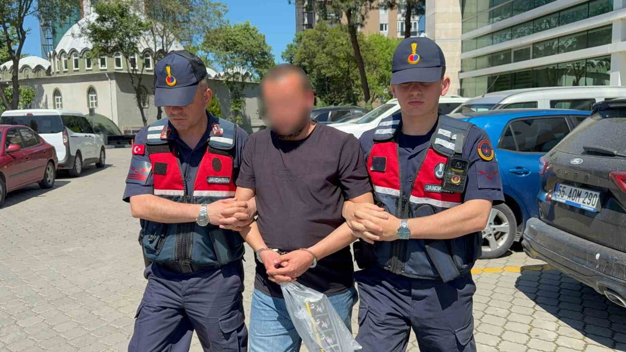 SAMSUN’UN ATAKUM İLÇESİNDE JANDARMA EKİPLERİNCE DÜZENLENEN UYUŞTURUCU OPERASYONUNDA GÖZALTINA...