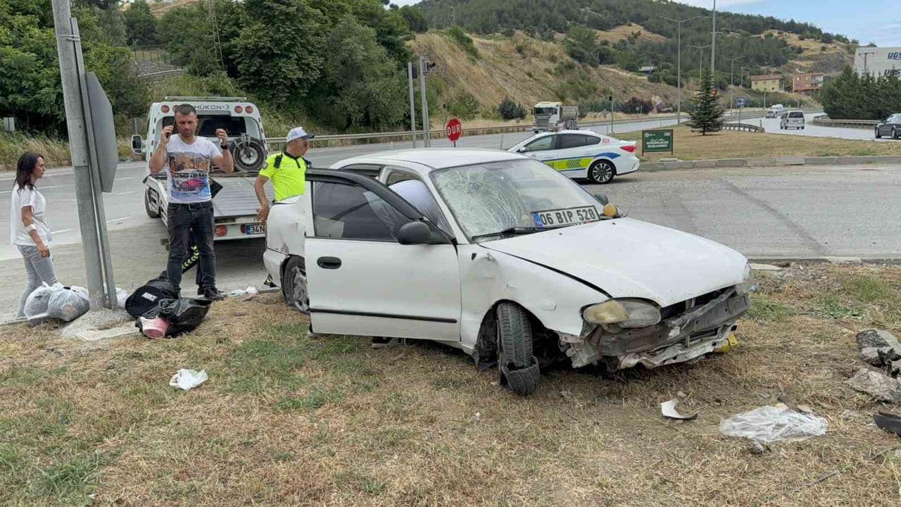 SAMSUN’UN ATAKUM İLÇESİNDE KONTROLDEN ÇIKARAK ORTA REFÜJE ÇIKAN OTOMOBİLDE MADDİ HASAR MEYDANA...