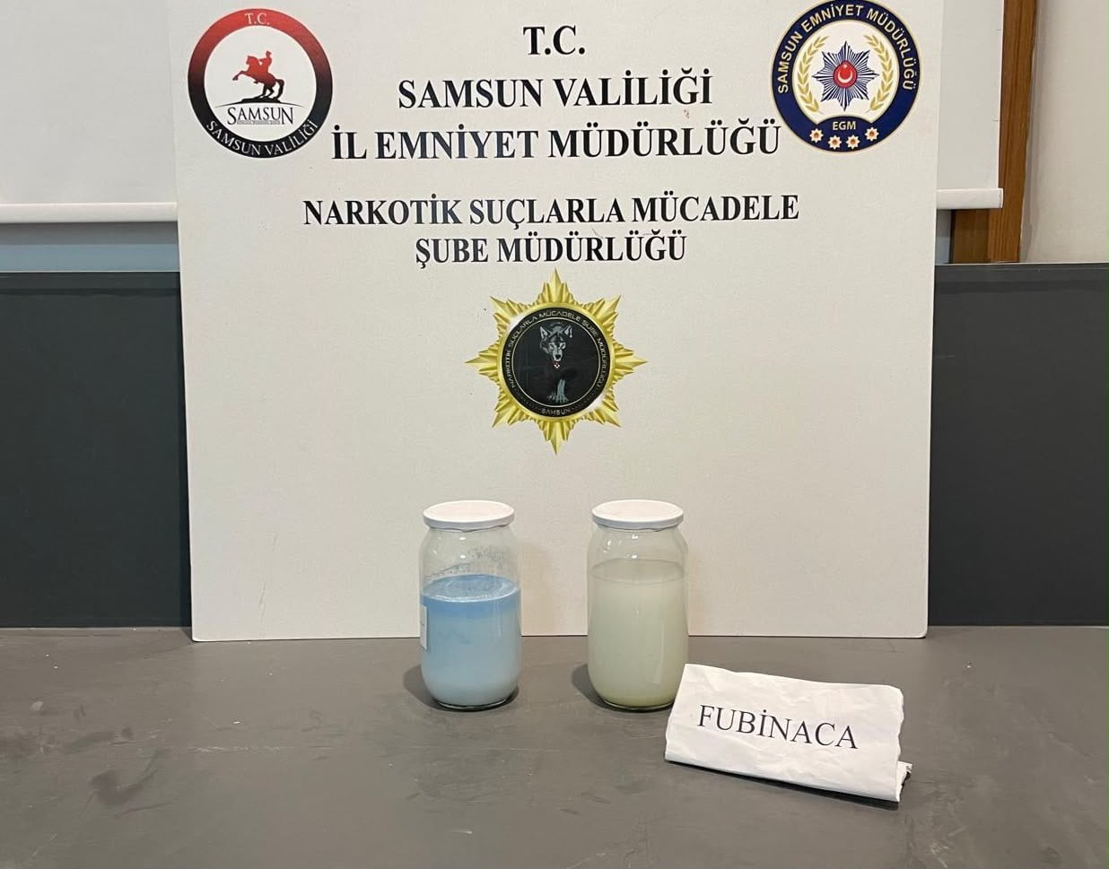 SAMSUN’UN ATAKUM İLÇESİNDE POLİS EKİPLERİNCE DÜZENLENEN OPERASYONDA 1350 MİLİLİTRE LİKİT BONZAİ...