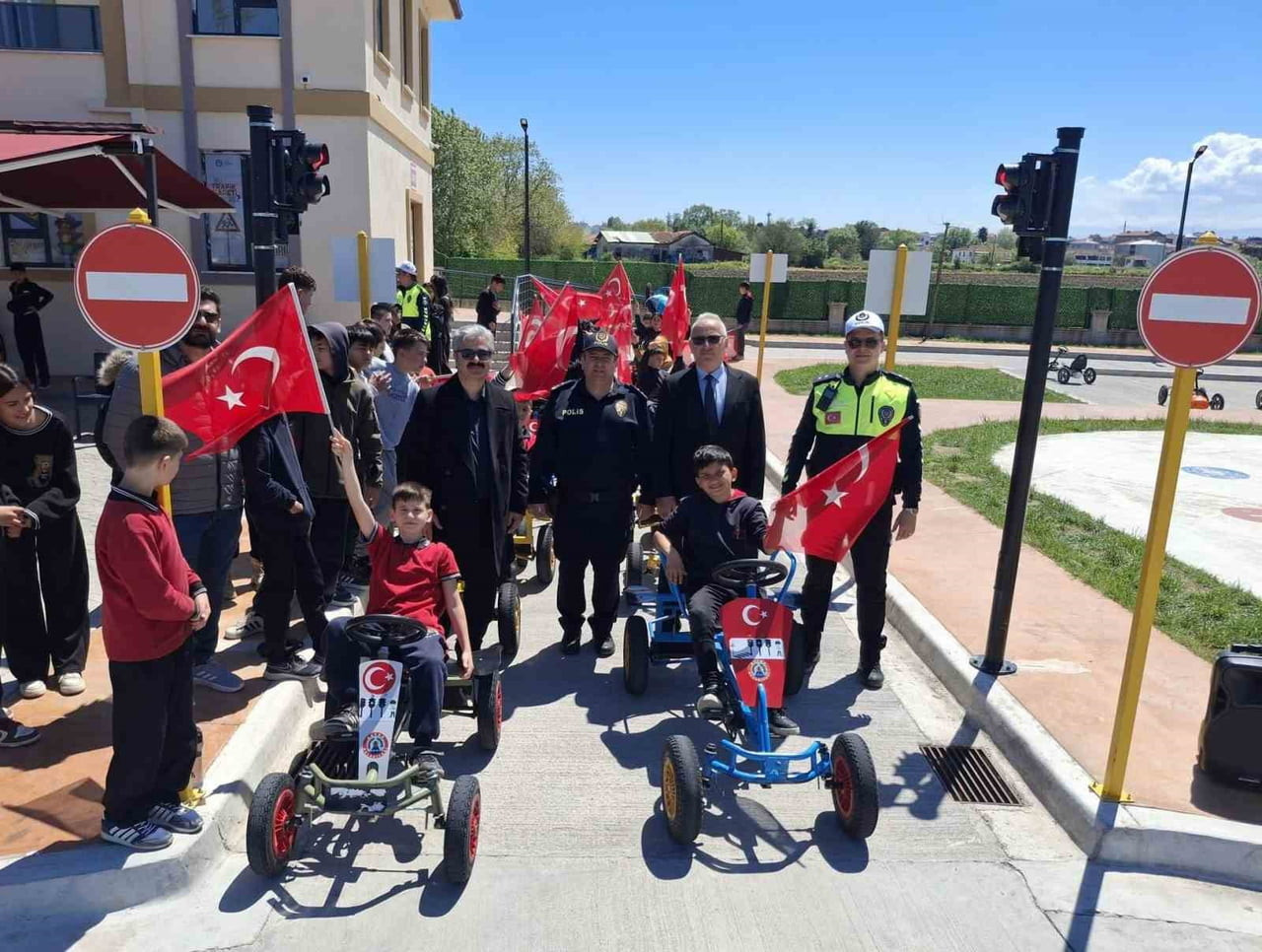 SAMSUN’UN BAFRA İLÇESİNDE ÖĞRENCİLERE TRAFİK KURALLARI HEM TEORİK HEM DE UYGULAMALI OLARAK...