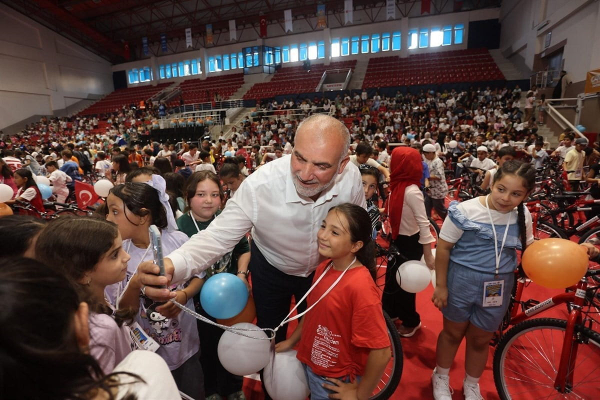 SAMSUN’UN CANİK BELEDİYESİ'NİN ÇOCUKLARI VE GENÇLERİ HEDİYELERLE BULUŞTURDUĞU "HAYDİ GÜLE OYNAYA...