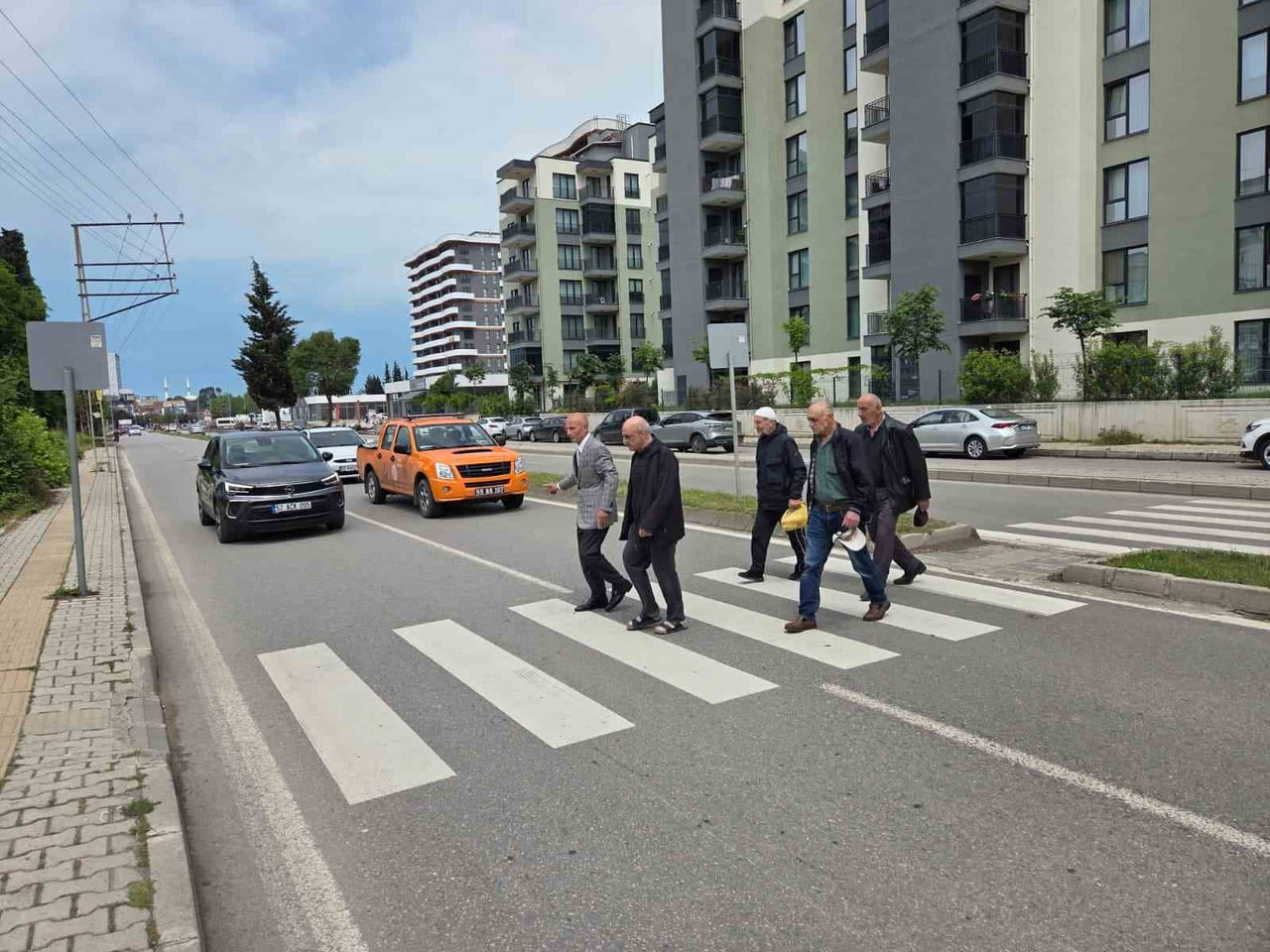 SAMSUN’UN CANİK İLÇESİNDE VATANDAŞLAR, YOĞUN ARAÇ VE YAYA TRAFİĞİNİN OLDUĞU BULVARDAKİ YAYA...