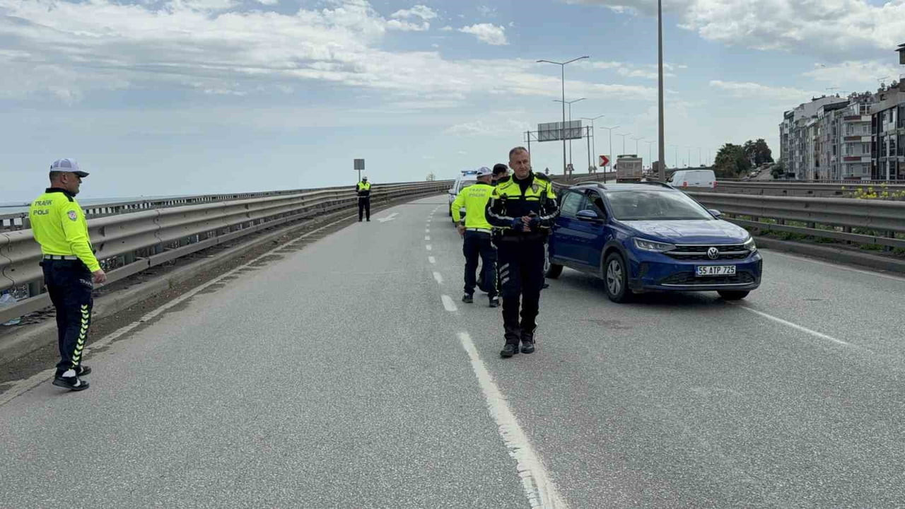 SAMSUN’UN CANİK İLÇESİNDE VİYADÜK ÜZERİNDE YOL ÇALIŞMASI SIRASINDA ARAÇLARI UYARMAK İÇİN BAYRAK...