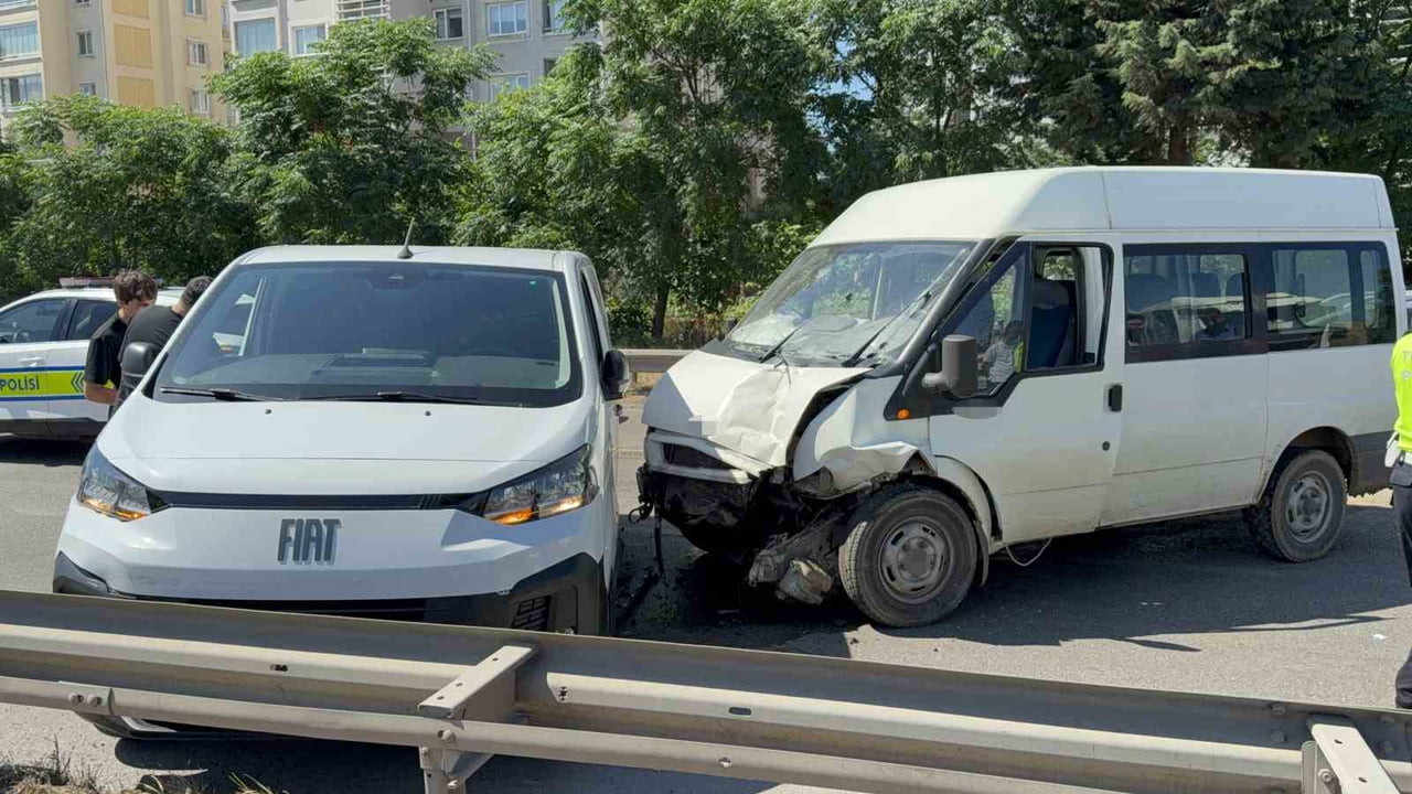 SAMSUN’UN HAMİLE EŞİNİ HASTANEYE GÖTÜREN MİNİBÜSÜN SÜRÜCÜSÜNÜN KAZA YAPIP YOLDA DURAN ARACA...