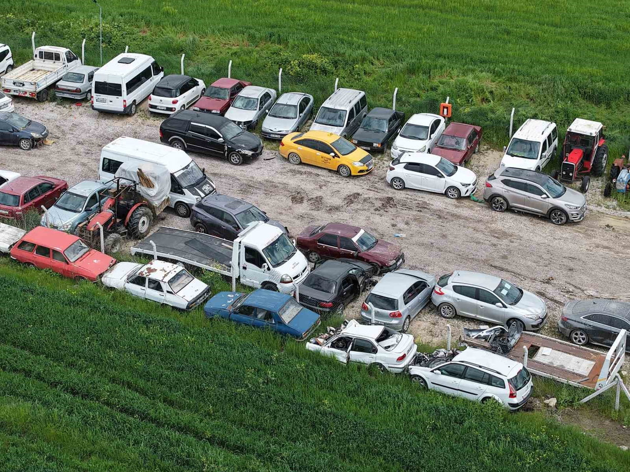 SAMSUN’UN HAVZA İLÇESİNDE ETKİLİ OLAN SEL FELAKETİNİN ARDINDAN HASAR GÖREN ARAÇLARIN ÇEKİLDİĞİ...