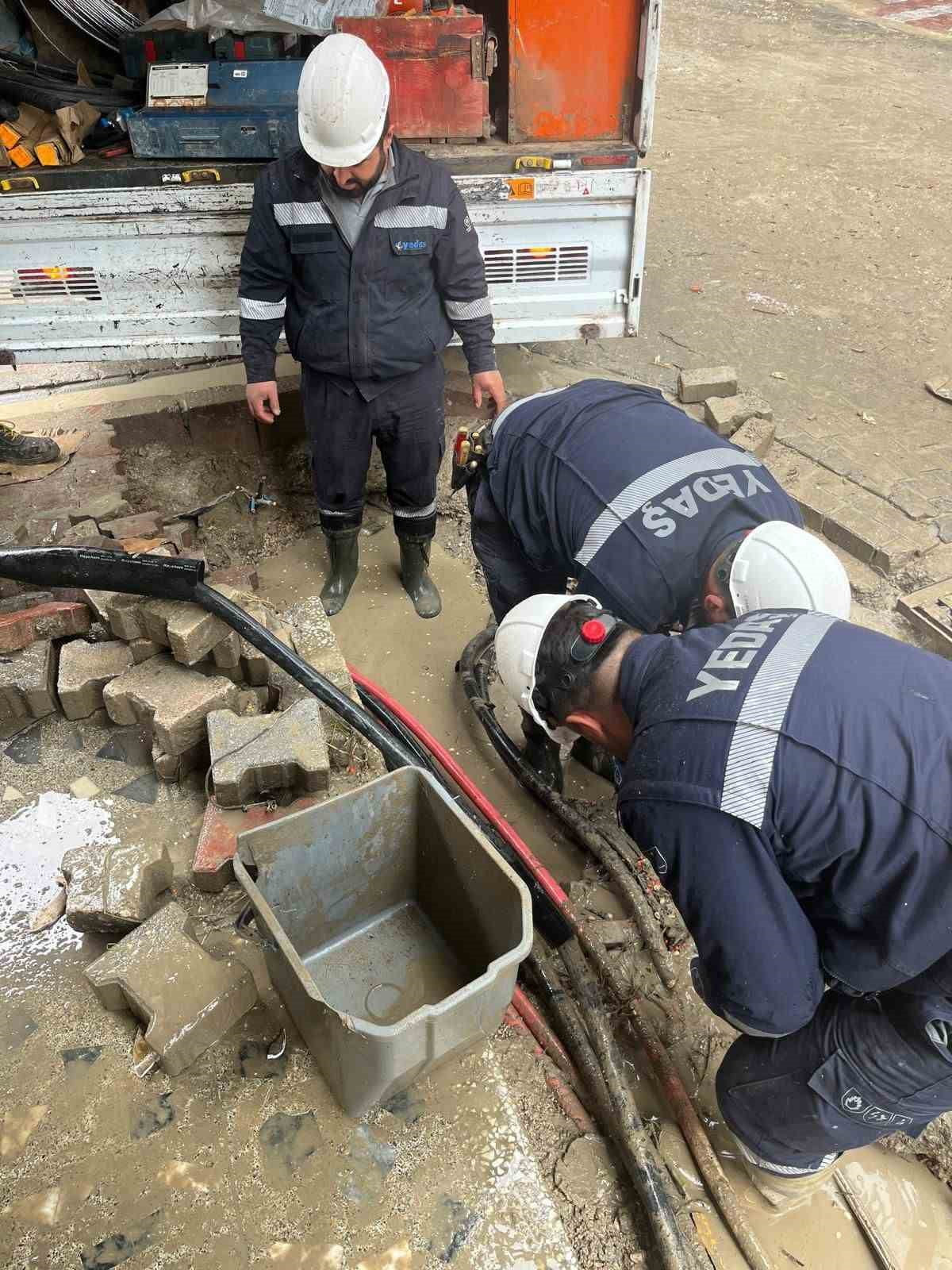 SAMSUN’UN HAVZA İLÇESİNDE MEYDANA GELEN SEL FELAKETİNİN ARDINDAN YEDAŞ EKİPLERİ, BÖLGEDE ENERJİ...