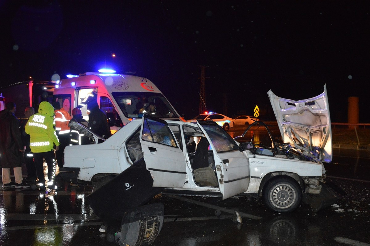 Samsunun Havza ilçesinde otomobil ile tırın çarpışması sonucu 4 kişi yaralandı.