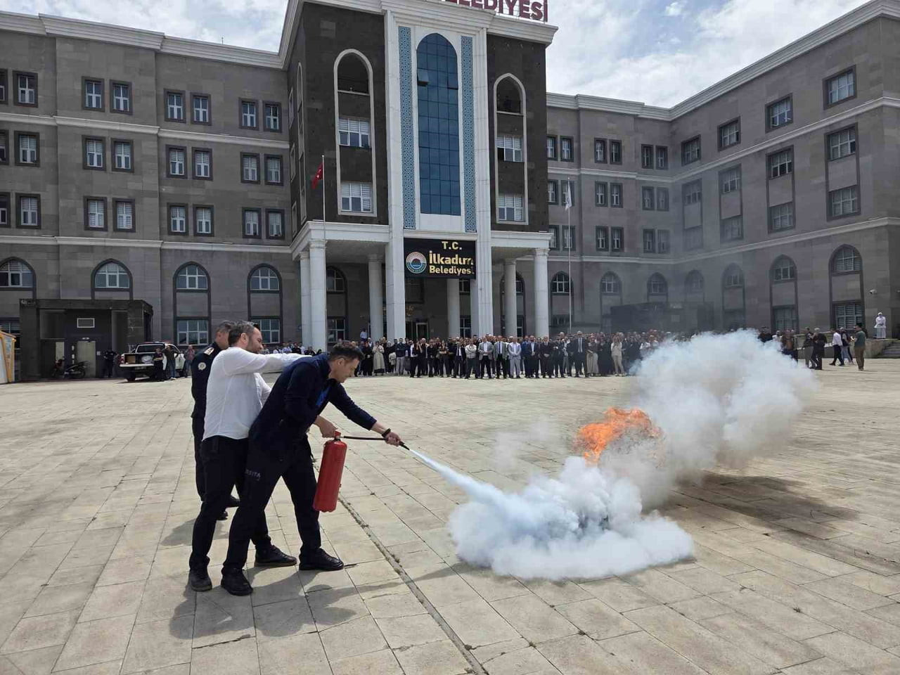 SAMSUN’UN İLKADIM BELEDİYESİ HİZMET BİNASI’NDA TÜM PERSONELİN KATILIMIYLA YANGIN TATBİKATI...