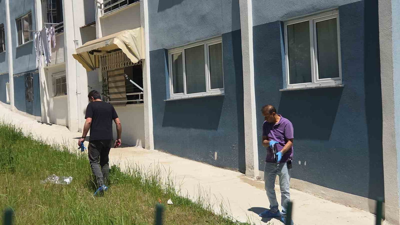 SAMSUN’UN İLKADIM İLÇESİNDE 11 KATLI APARTMANIN 1. KATINDAKİ PENCEREDEN DÜŞEN ADAM BELİNDEN...