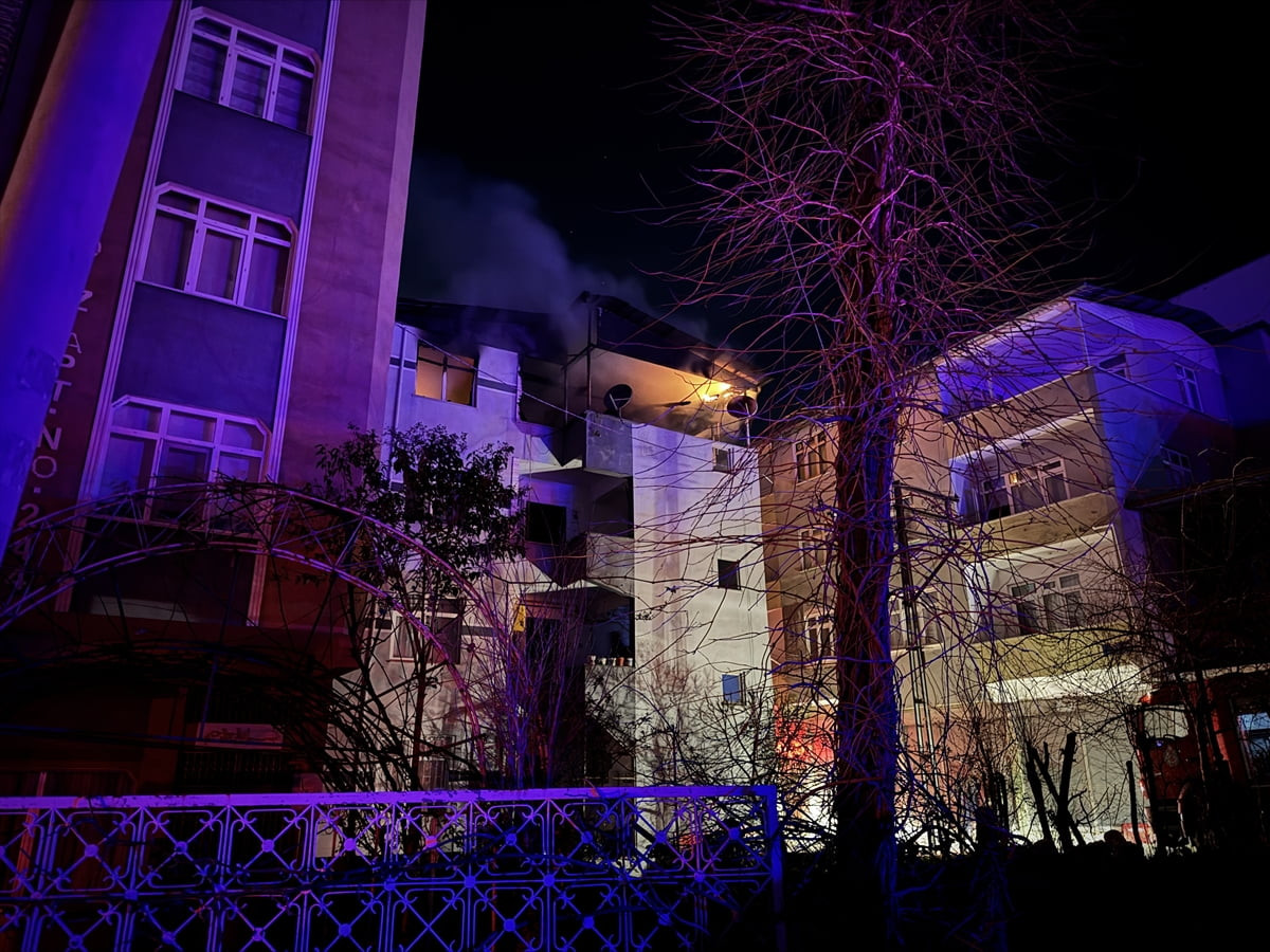 Samsun’un İlkadım ilçesinde 4 katlı binanın çatı katında çıkan yangında bir kişi...