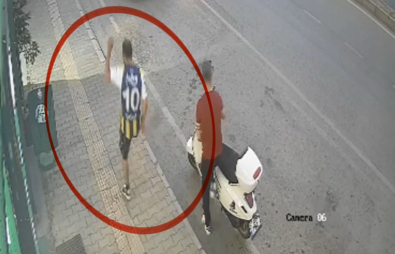 SAMSUN’UN İLKADIM İLÇESİNDE ESNAFIN BAKTIĞI BİR KEDİYE YOLDAN GEÇEN KİMLİĞİ BELİRSİZ BİR KİŞİNİN...