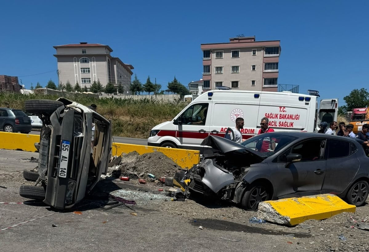 SAMSUN’UN İLKADIM İLÇESİNDE İKİ OTOMOBİLİN KAVŞAKTA ÇARPIŞMASI SONUCU MEYDANA GELEN TRAFİK...