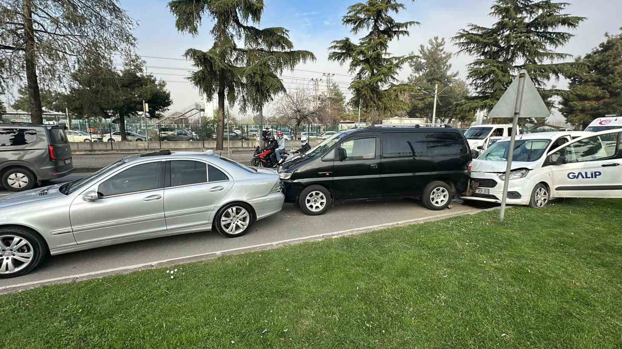 SAMSUN’UN İLKADIM İLÇESİNDE MEYDANA GELEN 4 ARAÇLI ZİNCİRLEME TRAFİK KAZASINDA 3 KİŞİ...