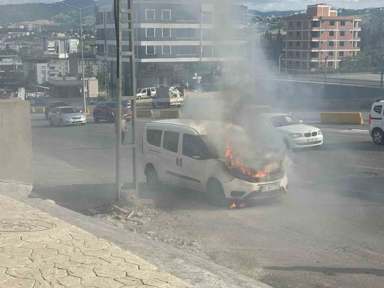 SAMSUN’UN İLKADIM İLÇESİNDE MOTOR KISMINDA ÇIKAN YANGIN NEDENİYLE ALEVLERE TESLİM OLMA TEHLİKESİ...