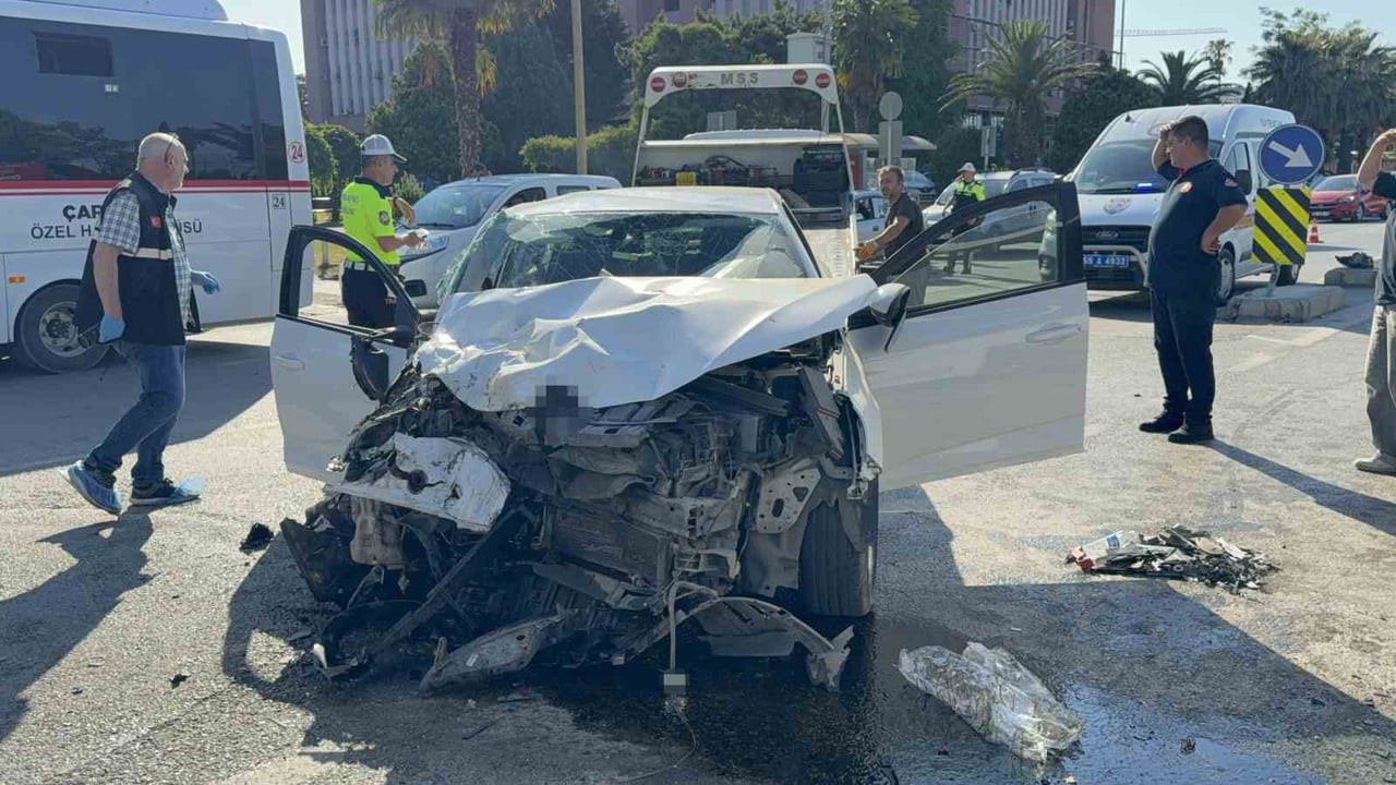 SAMSUN’UN İLKADIM İLÇESİNDE OTOMOBİL İLE ÖZEL HALK OTOBÜSÜNÜN ÇARPIŞTIĞI TRAFİK KAZASINDA AĞIR...