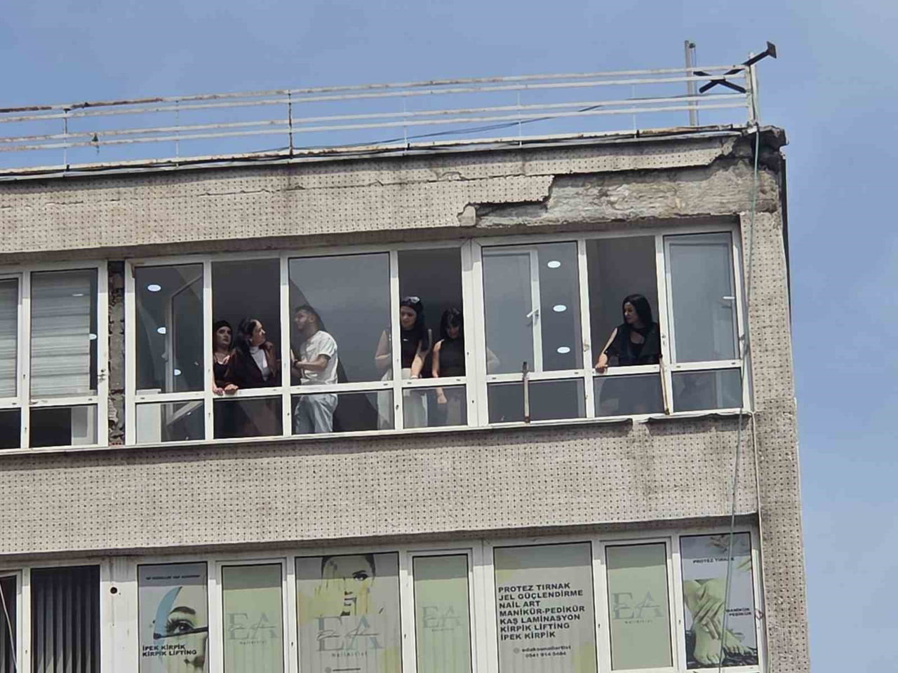 SAMSUN’UN İLKADIM İLÇESİNDEKİ 8 KATLI BİR İŞ HANININ EN ÜST KATINDAKİ DIŞ CEPHE SIVASI DÜŞEREK 2...