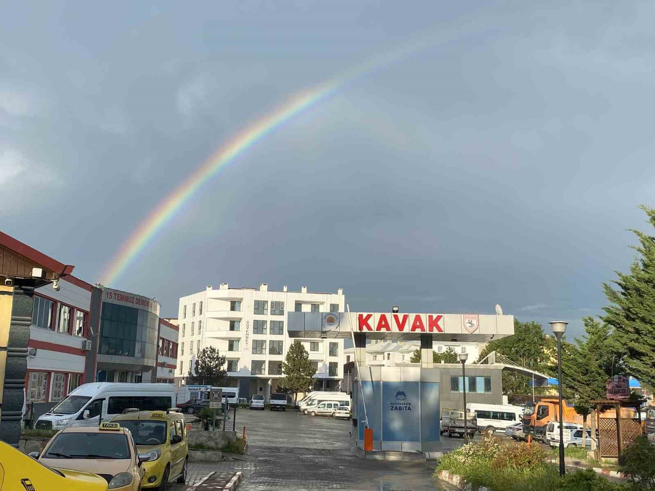SAMSUN’UN KAVAK İLÇESİNDE ETKİLİ OLAN YAĞMUR YAĞIŞININ ARDINDAN GÖKYÜZÜNDE OLUŞAN GÖKKUŞAĞI...