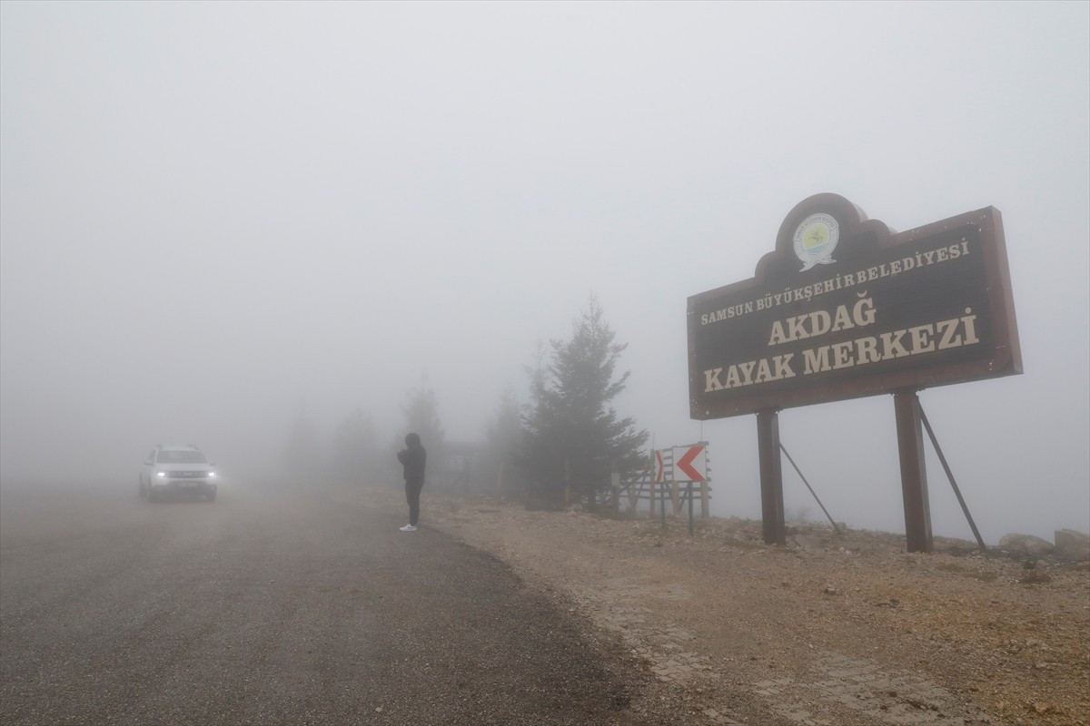 Samsun’un Ladik ilçesindeki Akdağ Kayak Merkezi’nde yoğun sis etkili oldu.