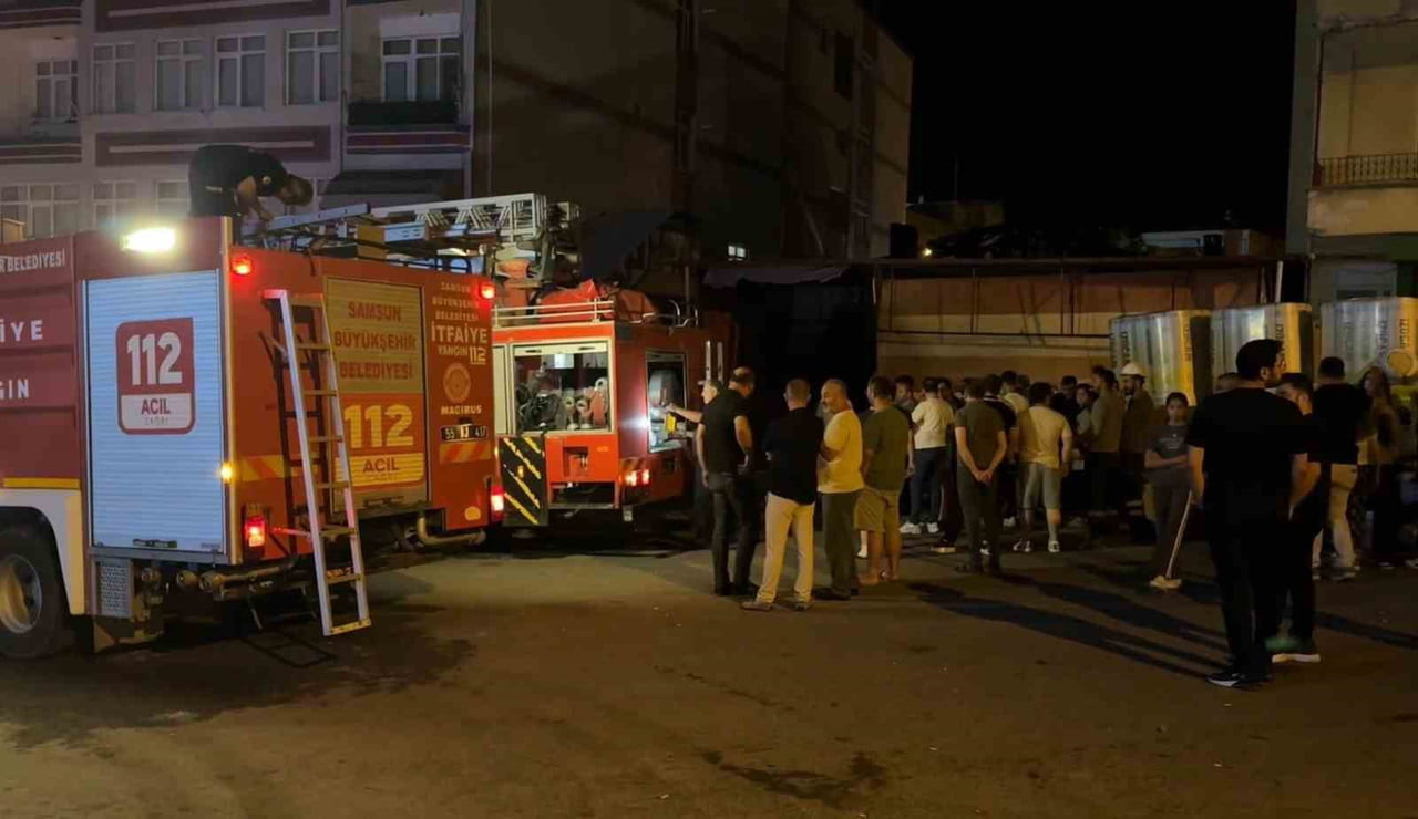 – SAMSUN’UN TEKKEKÖY İLÇESİNDE BULUNAN BİR BOYA DEPOSUNDA ÇIKAN YANGIN, İTFAİYE EKİPLERİNİN...