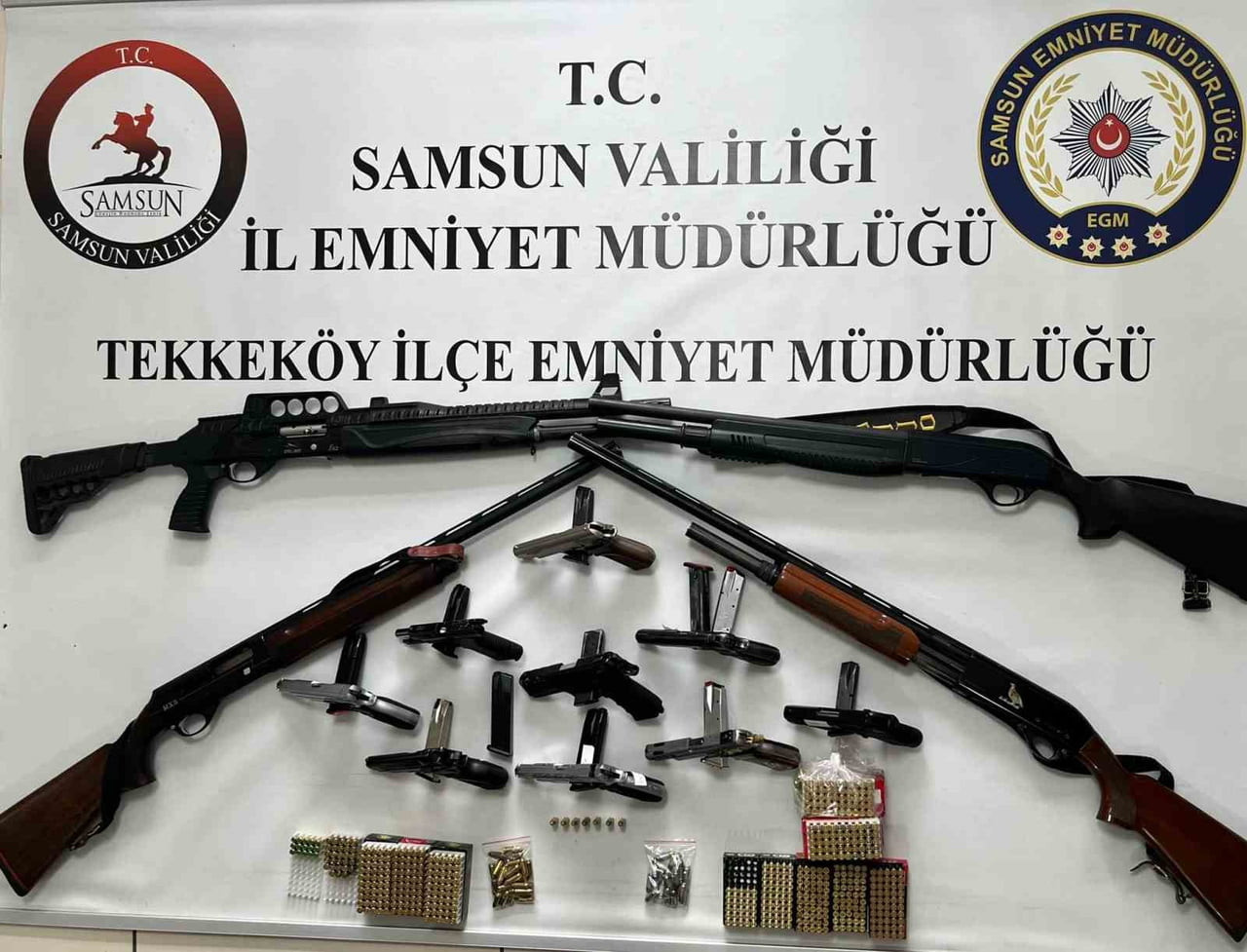 SAMSUN’UN TEKKEKÖY İLÇESİNDE DÜZENLENEN OPERASYONDA ÇOK SAYIDA RUHSATSIZ SİLAH VE FİŞEK ELE...