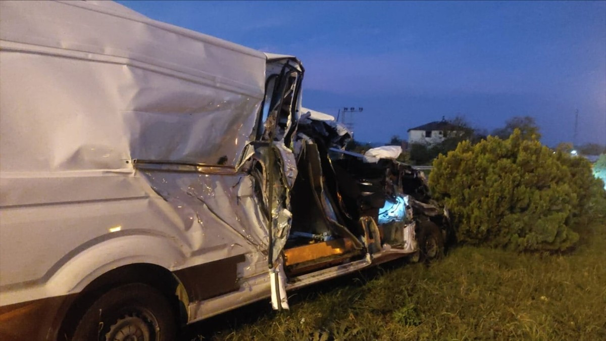 Samsun’un Terme ilçesinde minibüsün tıra arkadan çarpması sonucu 1 kişi hayatını kaybetti, 1 kişi...