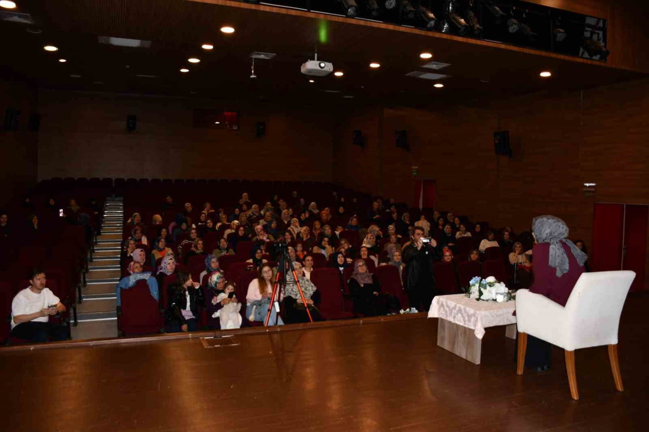 SAMSUN’UN VEZİRKÖPRÜ İLÇESİNDE ANNELER GÜNÜ DOLAYISIYLA DÜZENLENEN PROGRAMDA UZMAN KLİNİK PSİKOLOG...