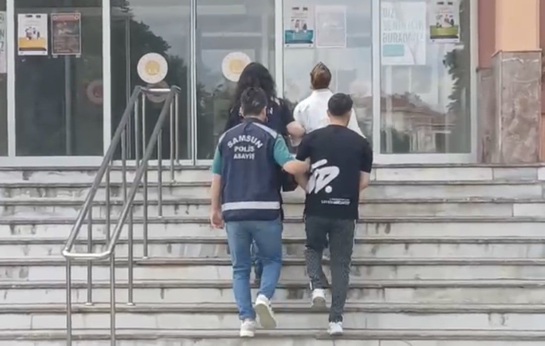 SAMSUN’UN VEZİRKÖPRÜ İLÇESİNDE BİR EVDEN ZİYNET EŞYASI, NAKİT PARA VE RUHSATLI TABANCALARIN...