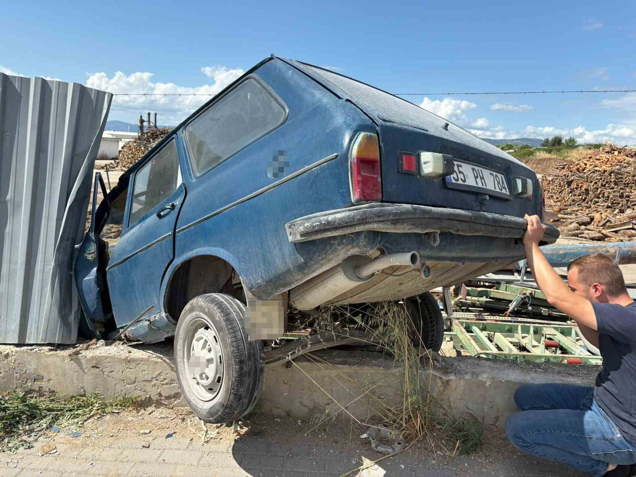 SAMSUN’UN VEZİRKÖPRÜ İLÇESİNDE KONTROLDEN ÇIKAN OTOMOBİLİN YOL KENARINDAKİ FABRİKA SAHASINA...