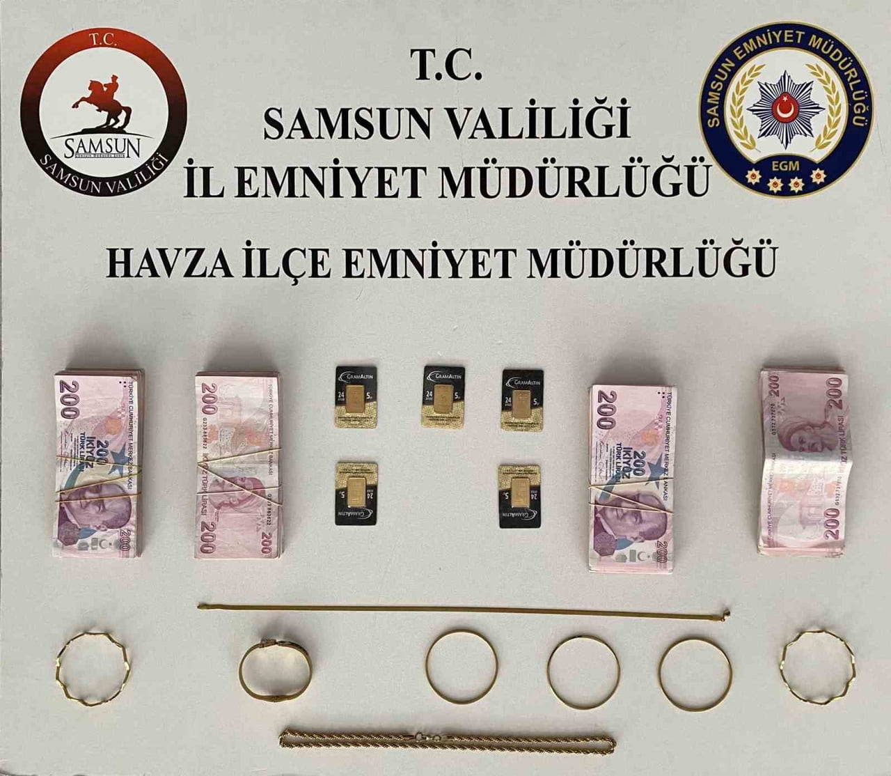 SAMSUN’UN VEZİRKÖPRÜ İLÇESİNDE SAHTE ALTIN DOLANDIRICILIĞINA KARIŞTIKLARI DEĞERLENDİRİLEN 2 KİŞİ...
