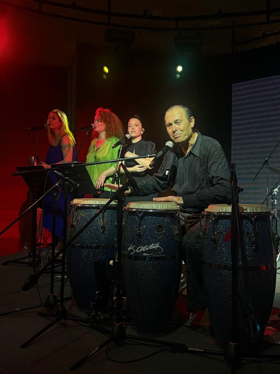 Sanatçı Ayhan Sicimoğlu ve Latin All Stars orkestrası Bursa'da sahne aldı.
