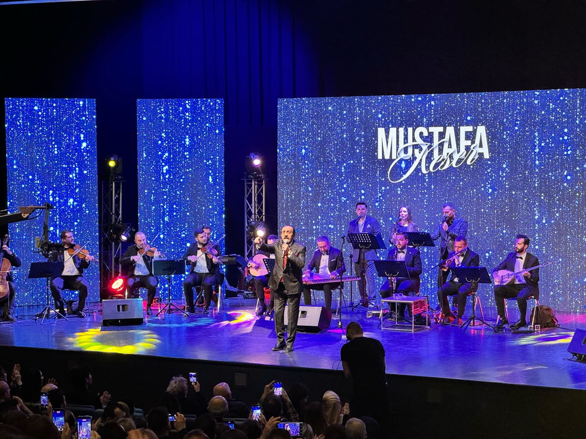 Sanatçı Mustafa Keser, televizyon ekranlarında klasikler arasına giren "Mustafa Keser Sizlerle"...