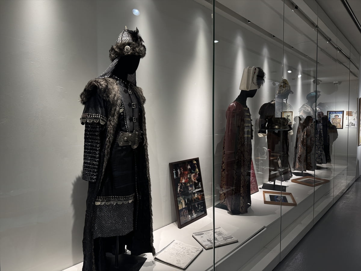 Sanatçı Suat Arıkan'ın 50. sanat yılına özel hazırlanan "Ses ve Renkle Sanatta 50 Yıl" sergisi...