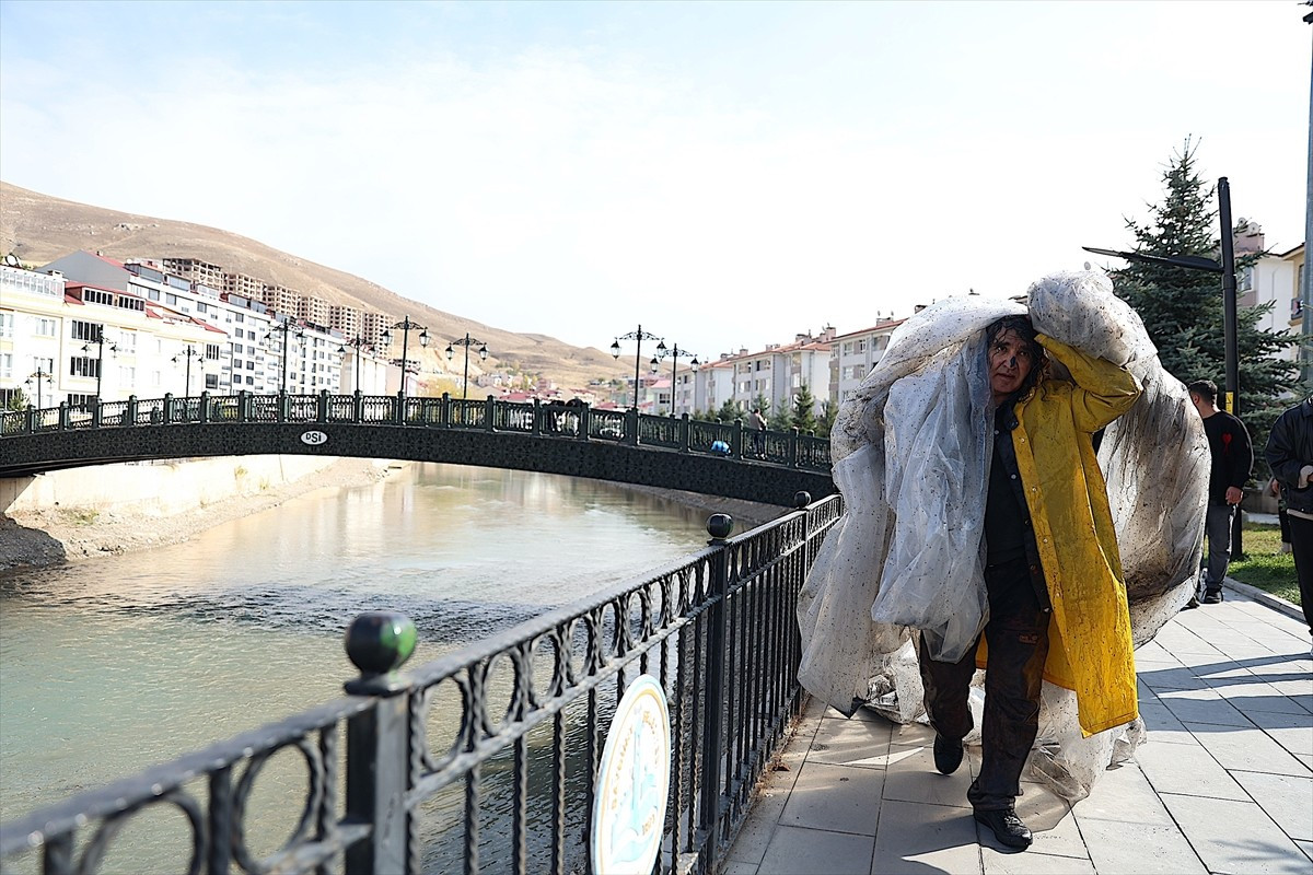 Sanatçı ve akademisyen Mehmet Kavukcu, Bayburt’taki "Arınma" temalı performansında, doğa ve...