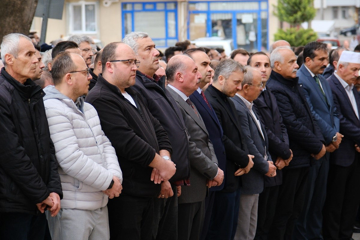 Sanayi ve Teknoloji Bakan Yardımcısı Zekeriya Çoştu'nun (sol 7) 63 yaşında vefat eden annesi...